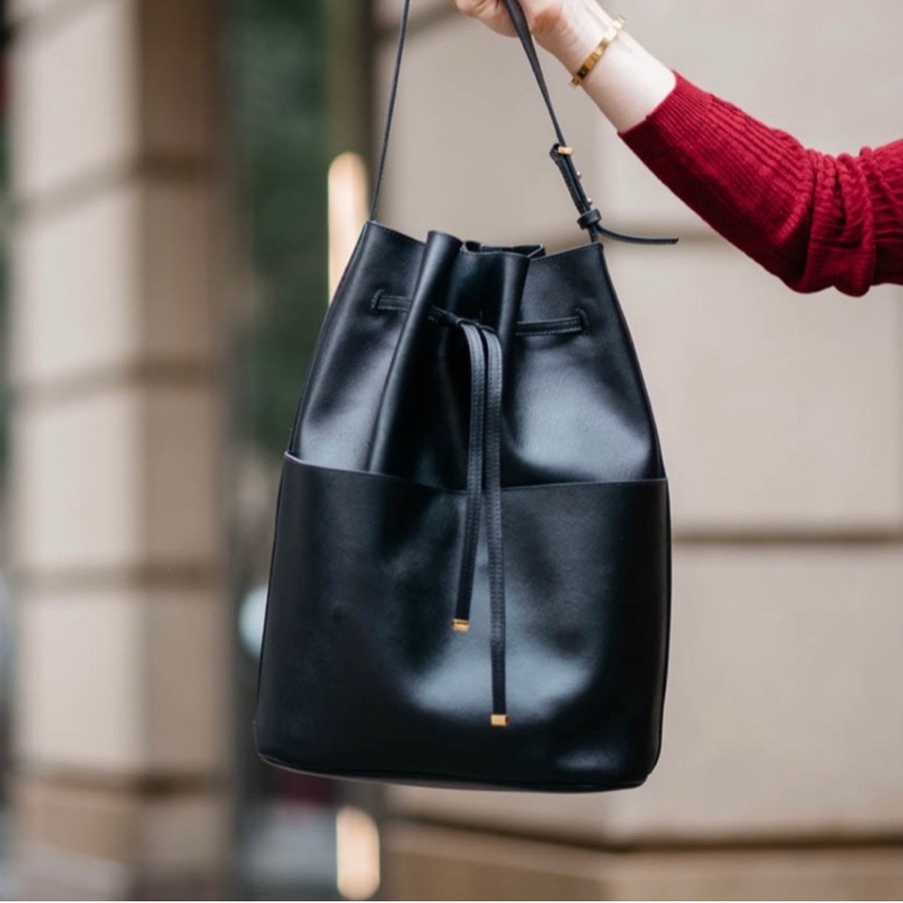 SOLD Cuyana oversized leather bucket bag - Picture 9 of 10